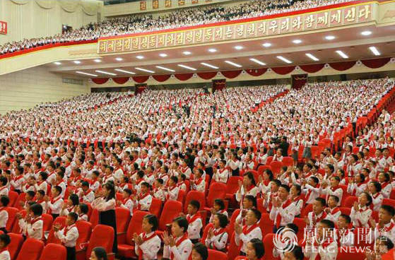 朝鲜少年团第八次大会现场 金正恩佩戴红领巾(图)