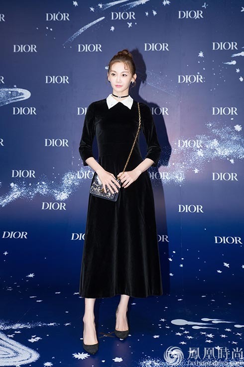 冯女郎苗苗时尚首秀 黑色长裙演绎优雅美人