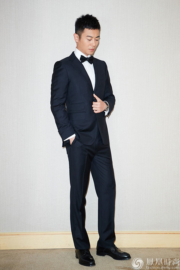 朱亚文亮相上海电影节 礼服造型潇洒有型_凤凰时尚
