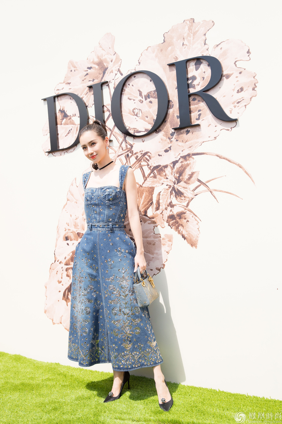 Angelababy闪耀Dior 2017秋冬高订秀场俏皮牛