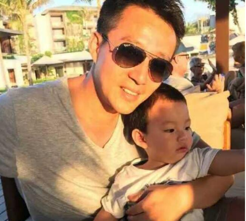汪小菲抱儿子海边散步 网友：比你帅多了