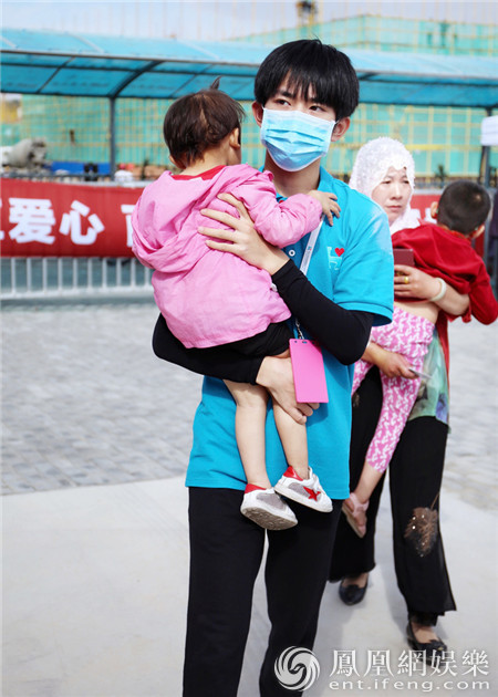易烊千玺助力百人援宁 现身义诊低调做公益受称赞