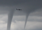 俄罗斯航班穿过三个龙卷风卷 安全降落