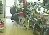 男子打劫便利店 摔了两跤只抢走空的收银机
