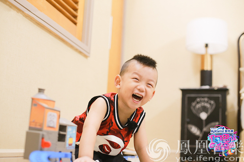 何洁儿子七宝撒娇爆金句 "刚才我哭了"萌哭网友|何洁_凤凰音乐