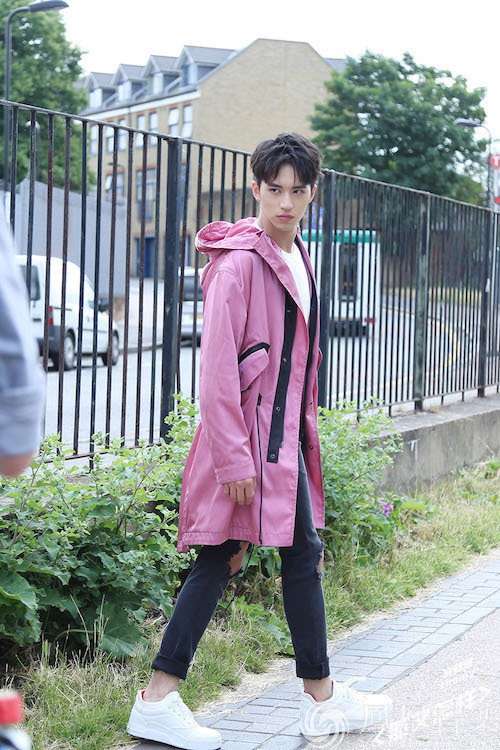 许魏洲《那又怎样》曝MV幕后花絮 百变少年青