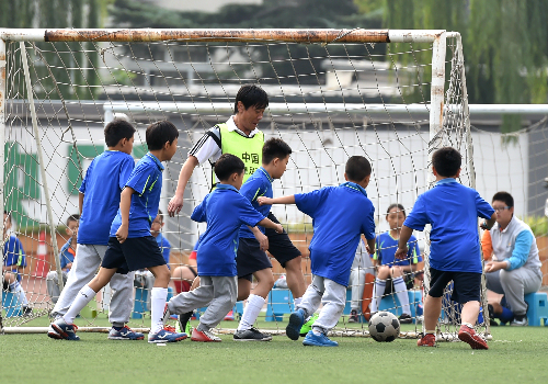 高峰谢峰助力校园足球 与小学生踢班级足球联赛