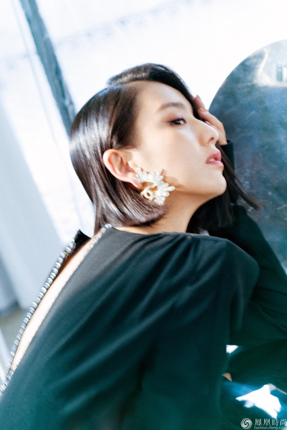 近日,佟丽娅一组秋日写真大片曝光,时而慵懒随意,上演完美侧颜杀