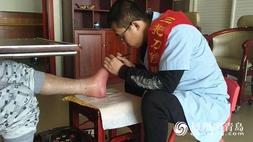修脚服务送进敬老院 青岛爱飞翔志愿团队为老