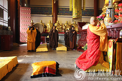 宝相寺住持正德大和尚拈香主法祈福放生法会(图片来源:凤凰佛教)