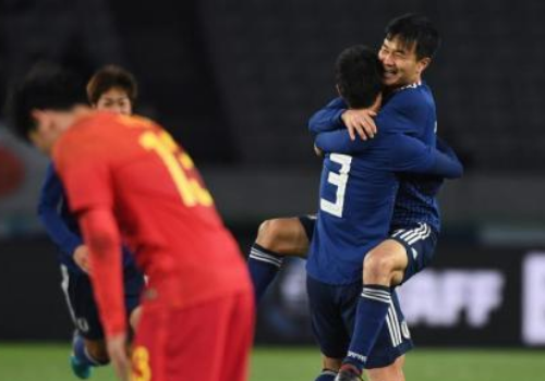 日本球迷不满最后时刻丢球 直言对中国队不该得意忘形