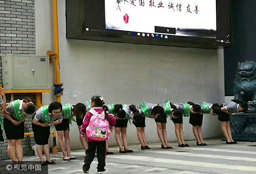 贵阳一小学老师给学生鞠躬引争议