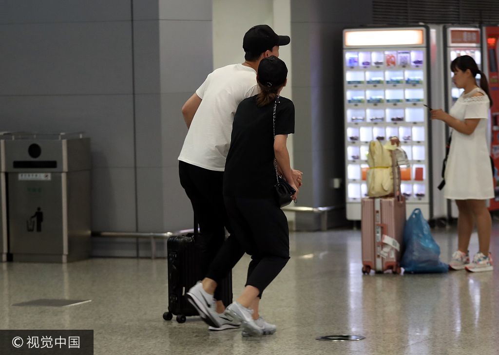 刘翔吴莎十指紧扣现身机场 婚戒显眼