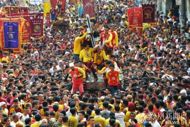 菲律宾350万人争摸神像 酿1死800伤
