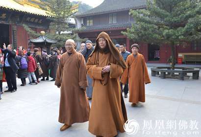 一行在法雨禅寺走访慰问(图片来源:凤凰网佛教 摄影:普陀山佛教协会)