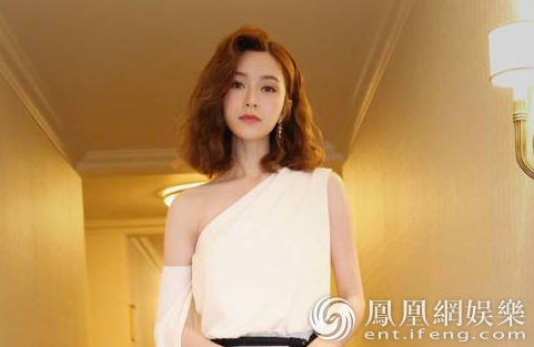 文咏珊出席亚洲电影大奖 一袭白裙尽显优雅气质