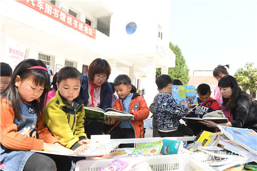 汽车图书馆开进大别山