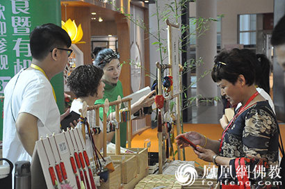 精美展品吸引游客驻足观看（图片来源：凤凰网佛教）
