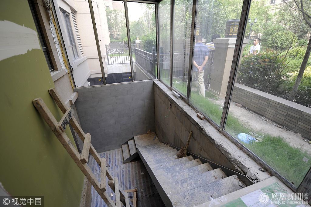 高档小区违建私家花园被拆除