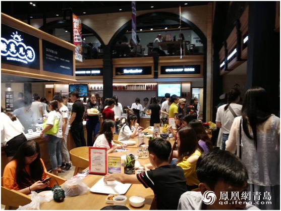 来到地球港开启“采买逛吃”模式 过去的消费者,只有通过线下的实体店去完成采购;后来网购的兴起,让居家购物成为现实;伴随着移动互联网的深入发展,移动购物也成为了人们日常生活的常态。在未来广场,你不仅可以体验到实体店购物的满足感,还可以体验到网购的便利。实体店购物配合地球港研发的APP系统,消费者可以用手机进行线上采购下单,专人送货上门,更快捷、更精准。 世间万物唯美食不可辜负。地球港同时拥有14个汇聚全球美味的美食档口,为顾客提供现场加工料理服务,以五星级酒店标准为顾客进行最专业的
