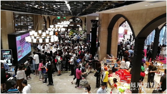 占据两层的地球港未来广场店规模可谓旗舰级别 地球港未来广场店作为地球港的旗舰店,营业面积达13000平米,体量是悦荟店的6倍多。店面扩充的同时,地球港未来广场店还对功能区配置进行了全面升级,增加了儿童体验区和休闲空间,满足了顾客多元化的消费需求。地球港未来广场店占据香港中路优越的地理和交通优势,以旗舰的配置给青岛市民带来颠覆传统购物场景的购物体验,真正将“新零售”的全新购物体验融入到青岛市民的日常生活之中。