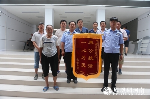 9名农民工冒酷暑为柘城法院执行法官送锦旗表