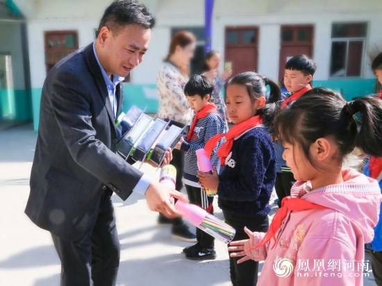 凤凰网河南常务副总杜新帅给孩子们发放爱心物资