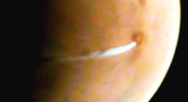 


火星出现巨大羽状白云，在地球上都能看到，科学家却说……
