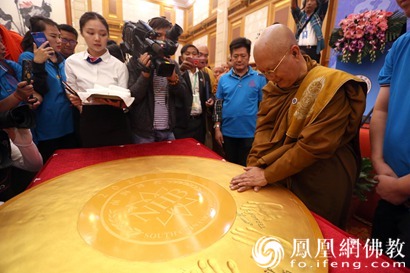 十二个国家和地区的高僧大德按纪念手印，图为柬埔寨法宗派僧王布格里按纪念手印。（图片来源：凤凰网佛教）