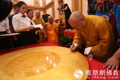 十二个国家和地区的高僧大德在纪念手印旁签字，图为中国佛教协会副会长、深圳弘法寺方丈印顺法师在纪念手印旁签字。（图片来源：凤凰网佛教）