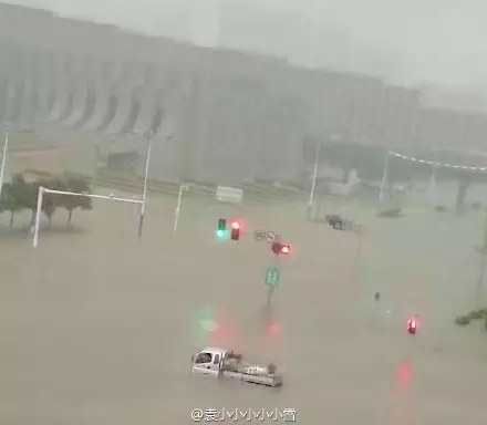 河南新乡暴雨破历史极值 交通瘫痪全城被淹(组图)