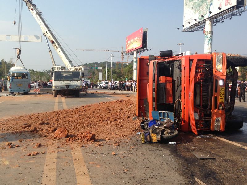 湖南醴陵：一客车与渣土车相撞 致3死23伤