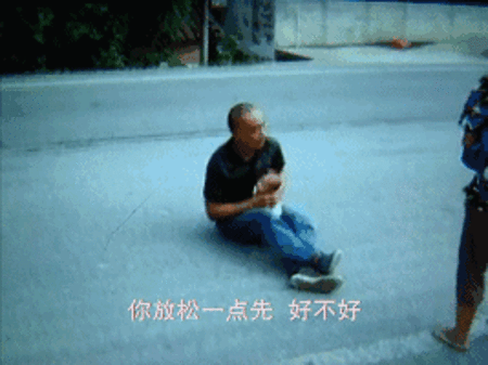 广东：女婴被陌生男子当街劫持掐脖