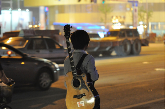 找街角弹唱的孤独身影--深圳将举办流浪歌手选