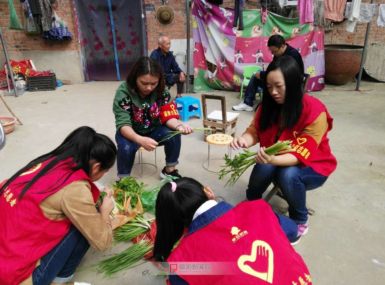 阜阳颍淮公益志愿者协会为农村留守老人过重阳