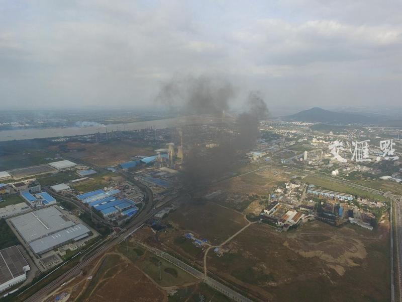 南京金陵石化一炼油厂突发大火