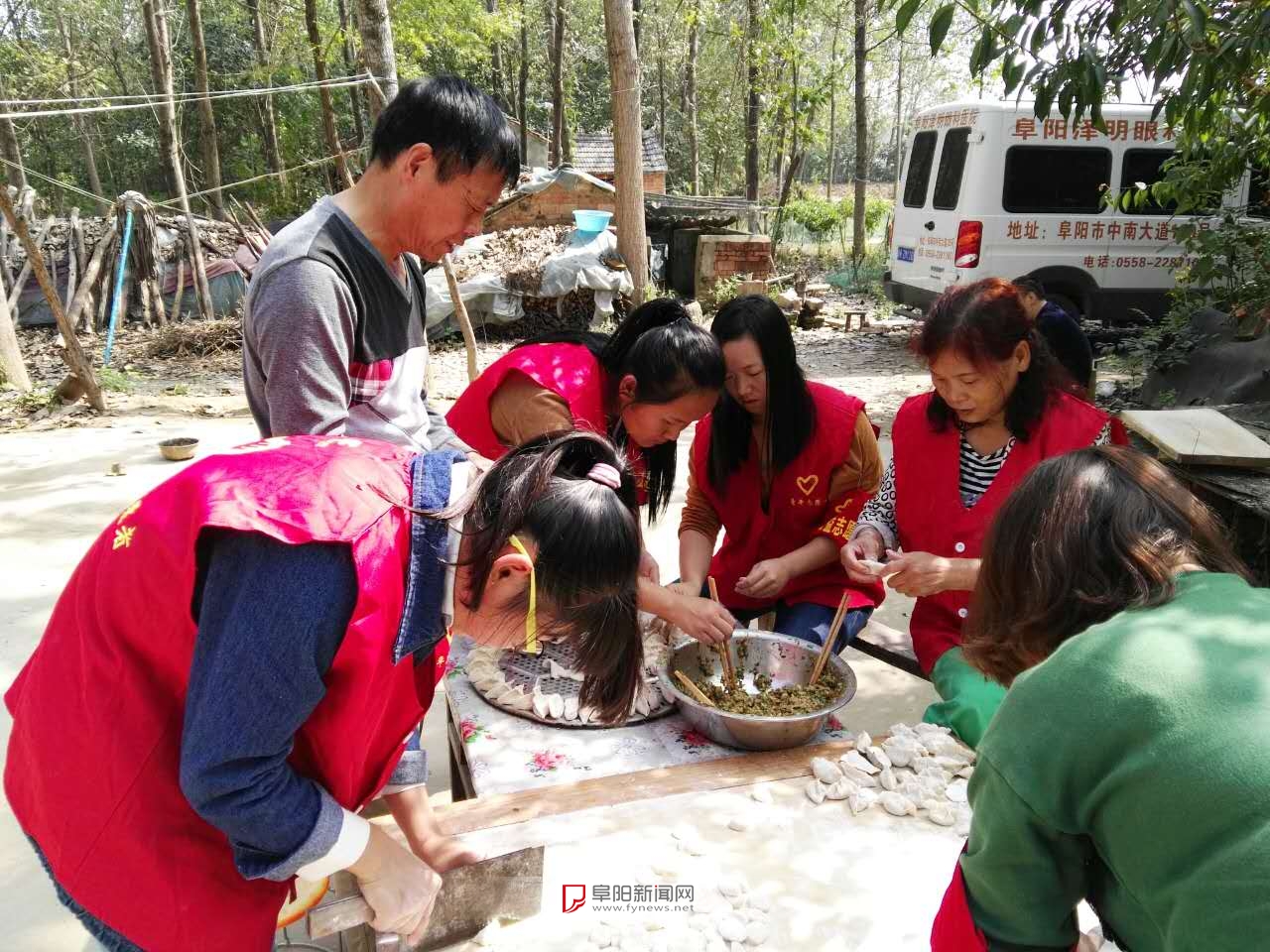 阜阳颍淮公益志愿者协会为农村留守老人过重阳