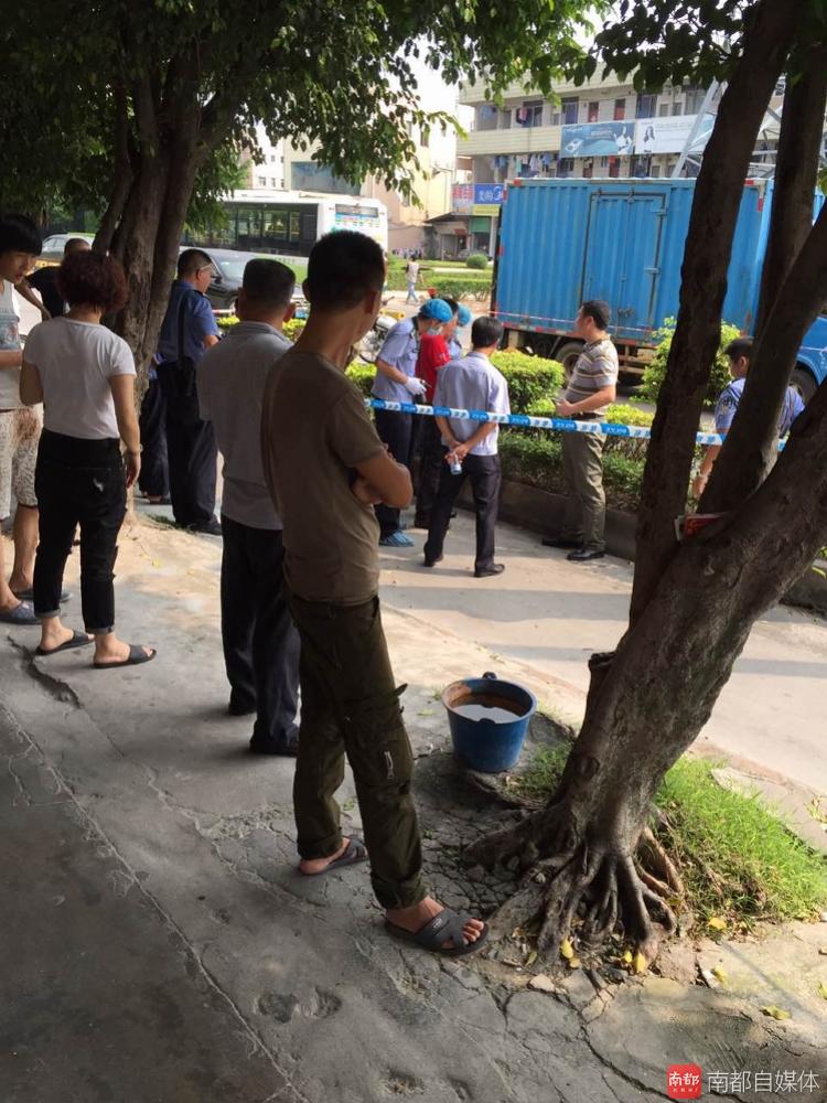 东莞：男子持砖追砸运钞车数百米 被押运员击毙(图)