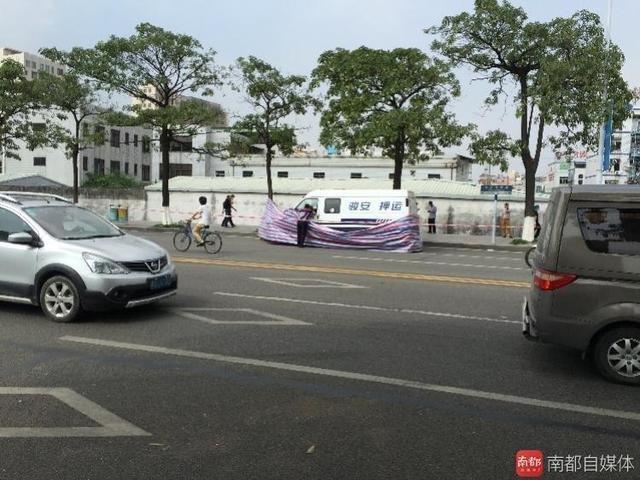 男子追砸运钞车被毙 被钓鱼一样诱杀押运员开