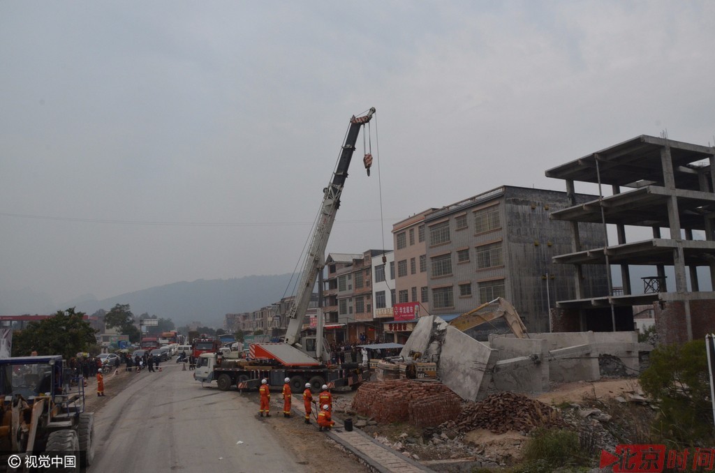 广西贺州:楼房突然倒塌 拆房司机被压身亡