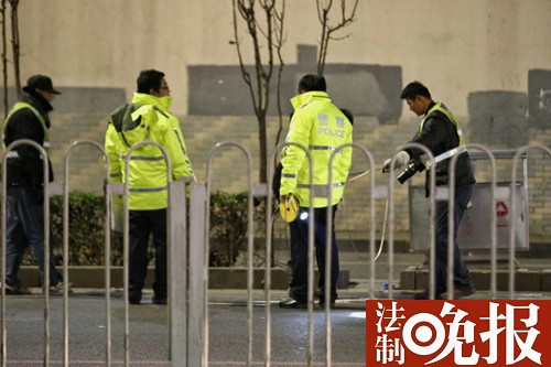 北京深夜宝马冲撞公交站乘客