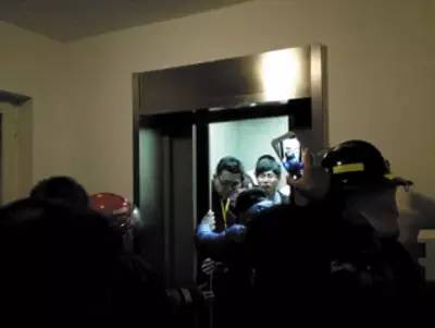 大连一小区有10人被困电梯