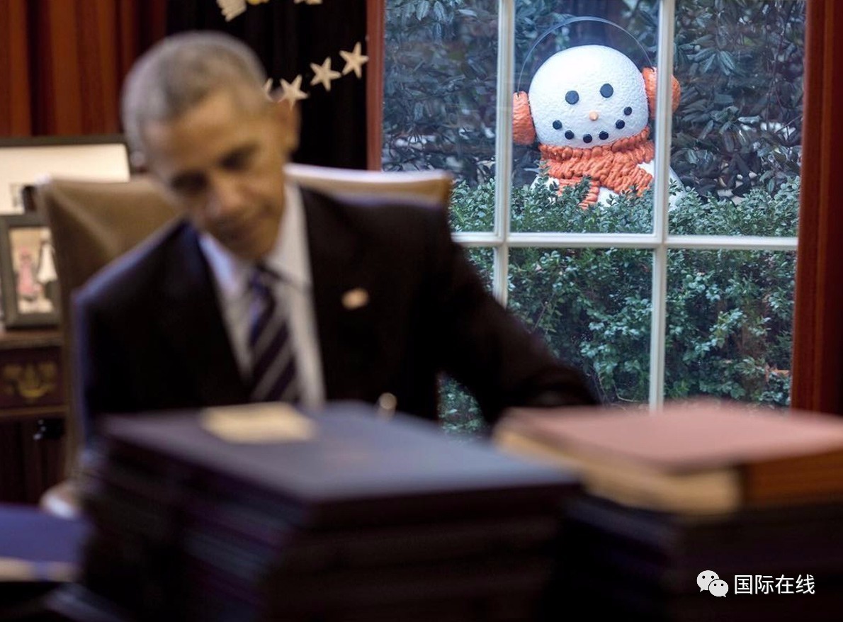 四个小雪人窗外“偷窥” 奥巴马被“吓”到了