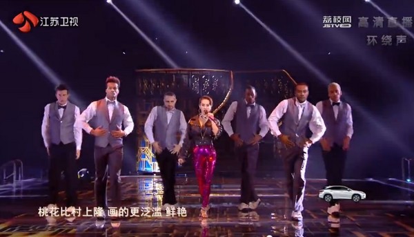 蔡依林对镜头扭屁股 男舞者顺势打了下去 (组图)