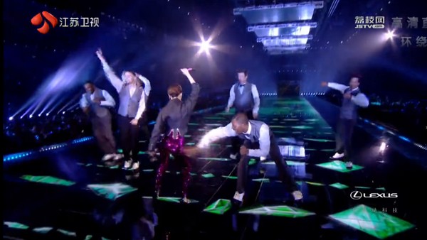 蔡依林对镜头扭屁股 男舞者顺势打了下去 (组图)