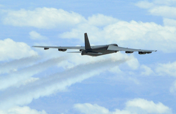 美军B-52在飞行时掉落一台发动机 依然安全着落