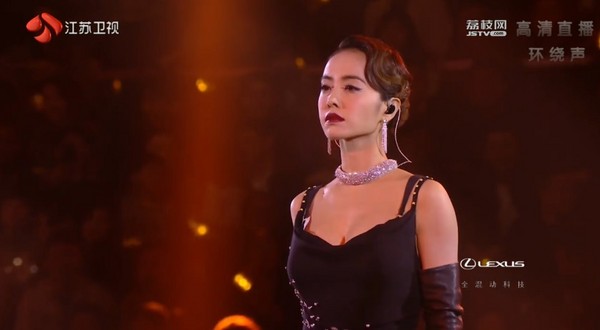 蔡依林对镜头扭屁股 男舞者顺势打了下去 (组图)