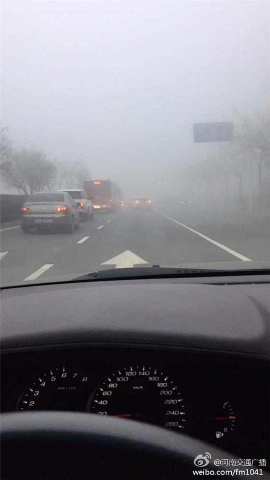 河南大雾实时路况:30条路段因雾管制 郑州机场关闭