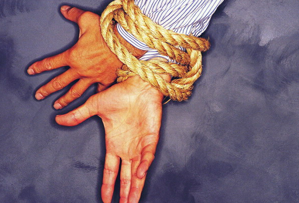 男子被铁丝戳鼻孔 因债务纠纷被非法拘禁被逼