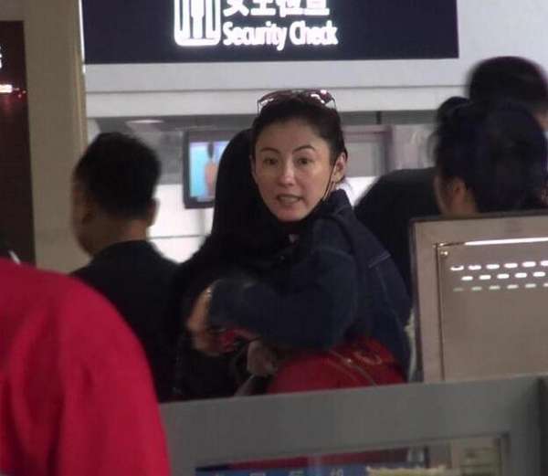 张柏芝素颜现身机场口罩遮面显低调